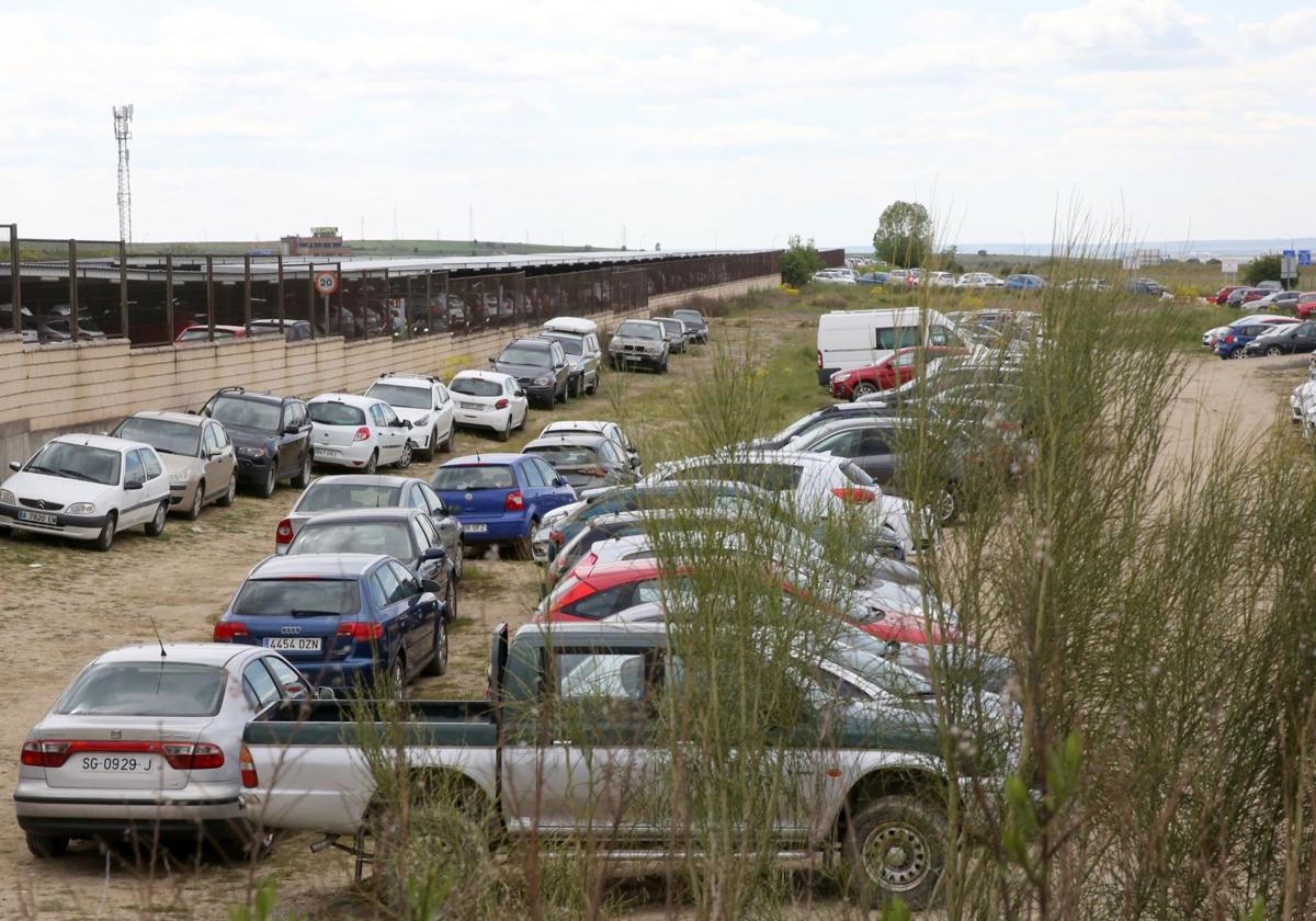 Coches aparcados junto a la estación del AVE Segovia-Guiomar.