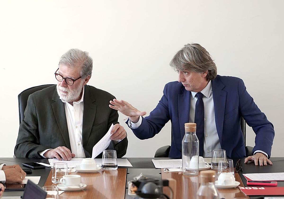 El secretario regional del PSOE, Carlos Martínez (derecha), este miércoles con el presidente de CEOE en Castilla y León, Santiago Aparicio.