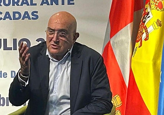 El alcalde, Jesús Julio Carnero, en un acto junto a banderas oficiales.
