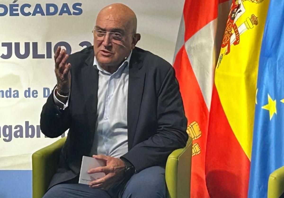 El alcalde, Jesús Julio Carnero, en un acto junto a banderas oficiales.
