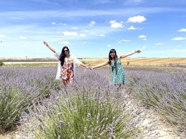 Eva y Míriam pasean por las tierras de lavanda después de la visita guiada a las instalaciones.