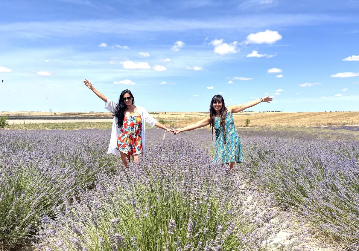 Eva y Míriam pasean por las tierras de lavanda después de la visita guiada a las instalaciones.