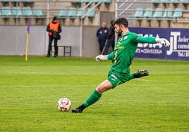 Guille saca de puerta en un partido con el Palencia Cristo en La Balastera.