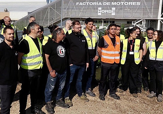 Los miembros de la Comisión Negociadora del convenio colectivo de Horse en el exterior de la factoría el pasado 6 de junio.