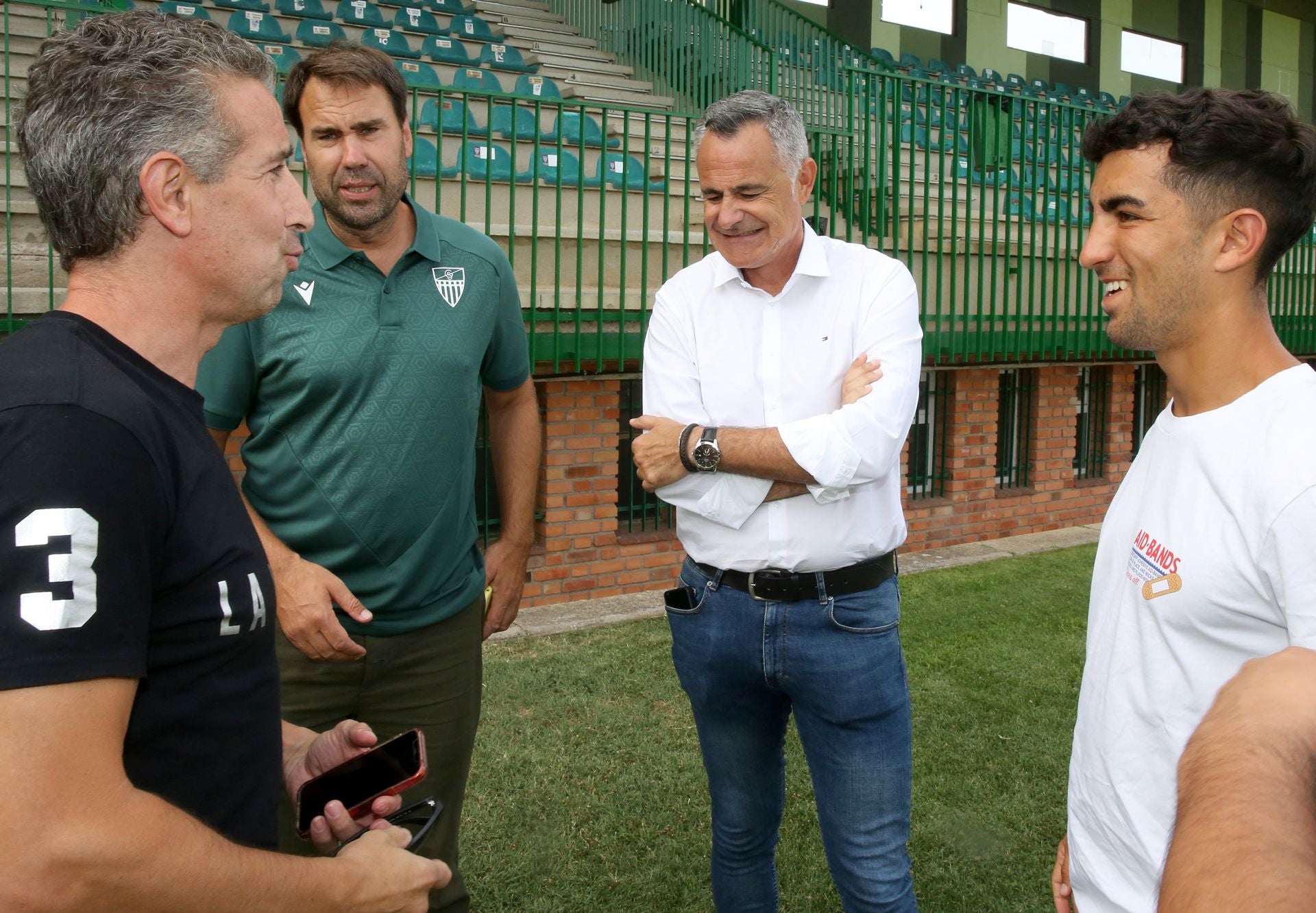 Fotos de la presentación de Iñaki Bea como nuevo entrenador de la Segoviana