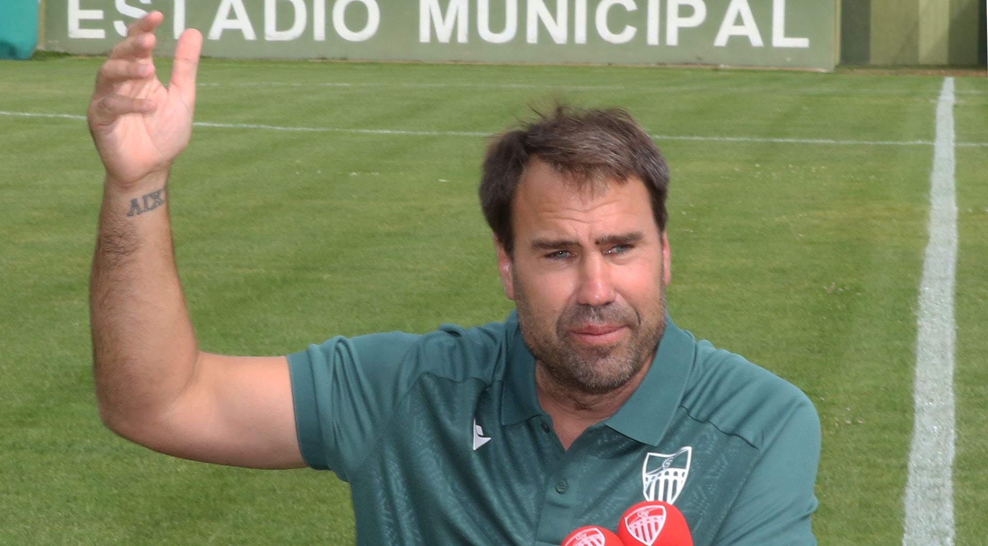 Fotos de la presentación de Iñaki Bea como nuevo entrenador de la Segoviana