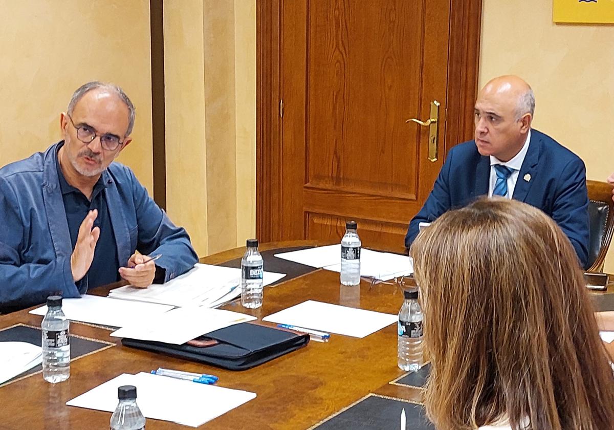A la derecha, Jacinto Canales, en la reunión del Programa de Fomento del Empleo Agrario.