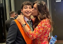 Nuria Roca junto a su hijo Juan del Val, el día de su graduación.