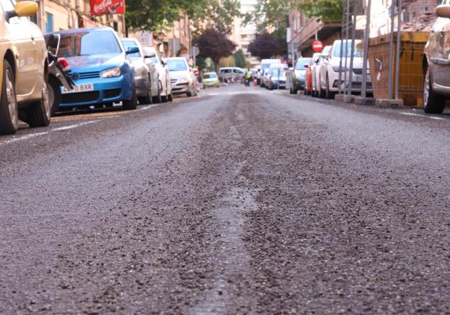Gravilla suelta por la calle Linares tras la aplicación de la mezcla sobre el pavimento.
