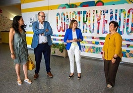 La directora del IES Alonso Berruguete, a la derecha, con la consejera de Educación, el director general de Infraestructuras y la secretaria territorial de la Junta en Palencia.