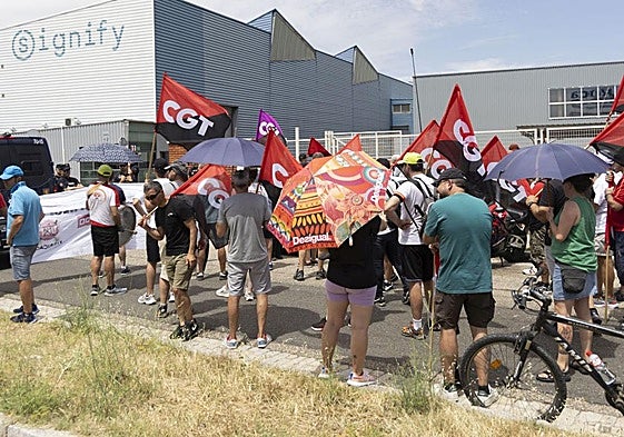 Los trabajadores de Saeta en huelga ante la sede de Signify el pasado 17 de julio.