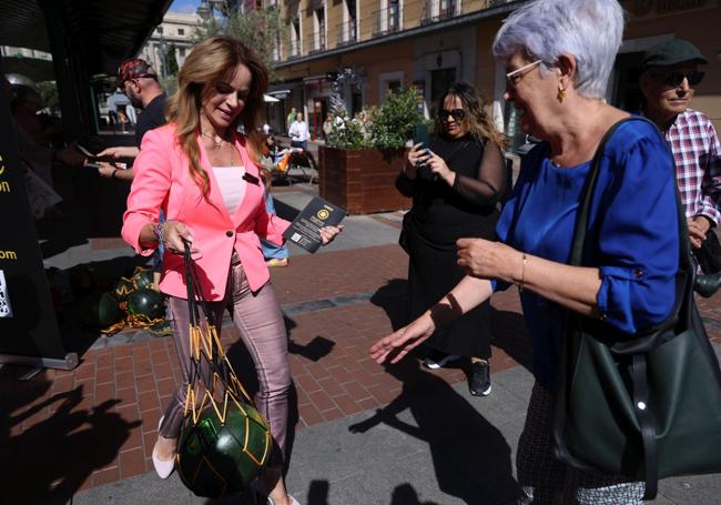 Silvia Clemente regala una sandía con el logo de su formación a una ciudadana.