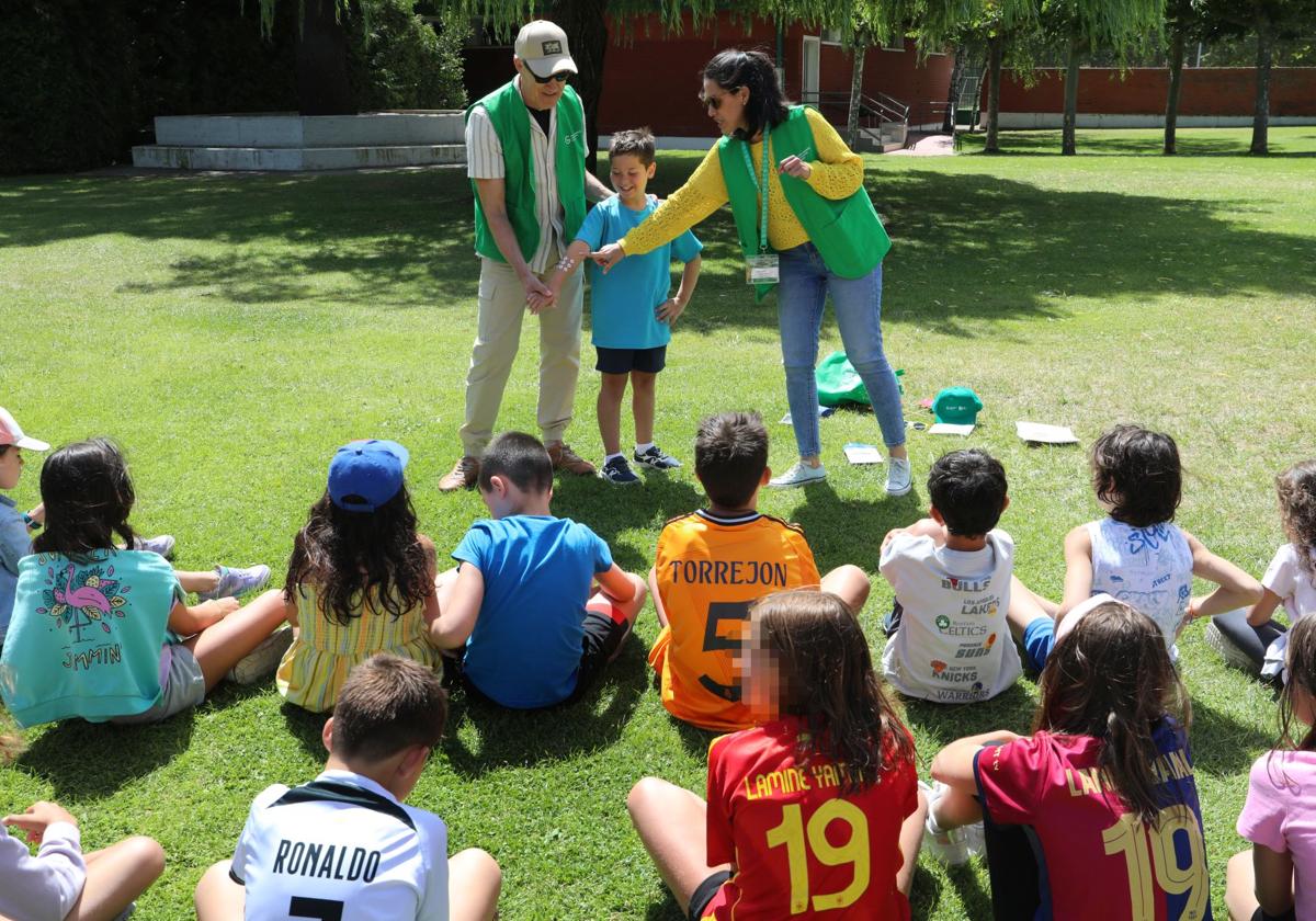 La trabajadora social Encarna Bengoechea dirige el taller en la piscina del Sotillo.