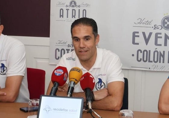 Mario Arranz, presidente del Recoletas Atlético Valladolid, en la presentación de Jorge Serrano.