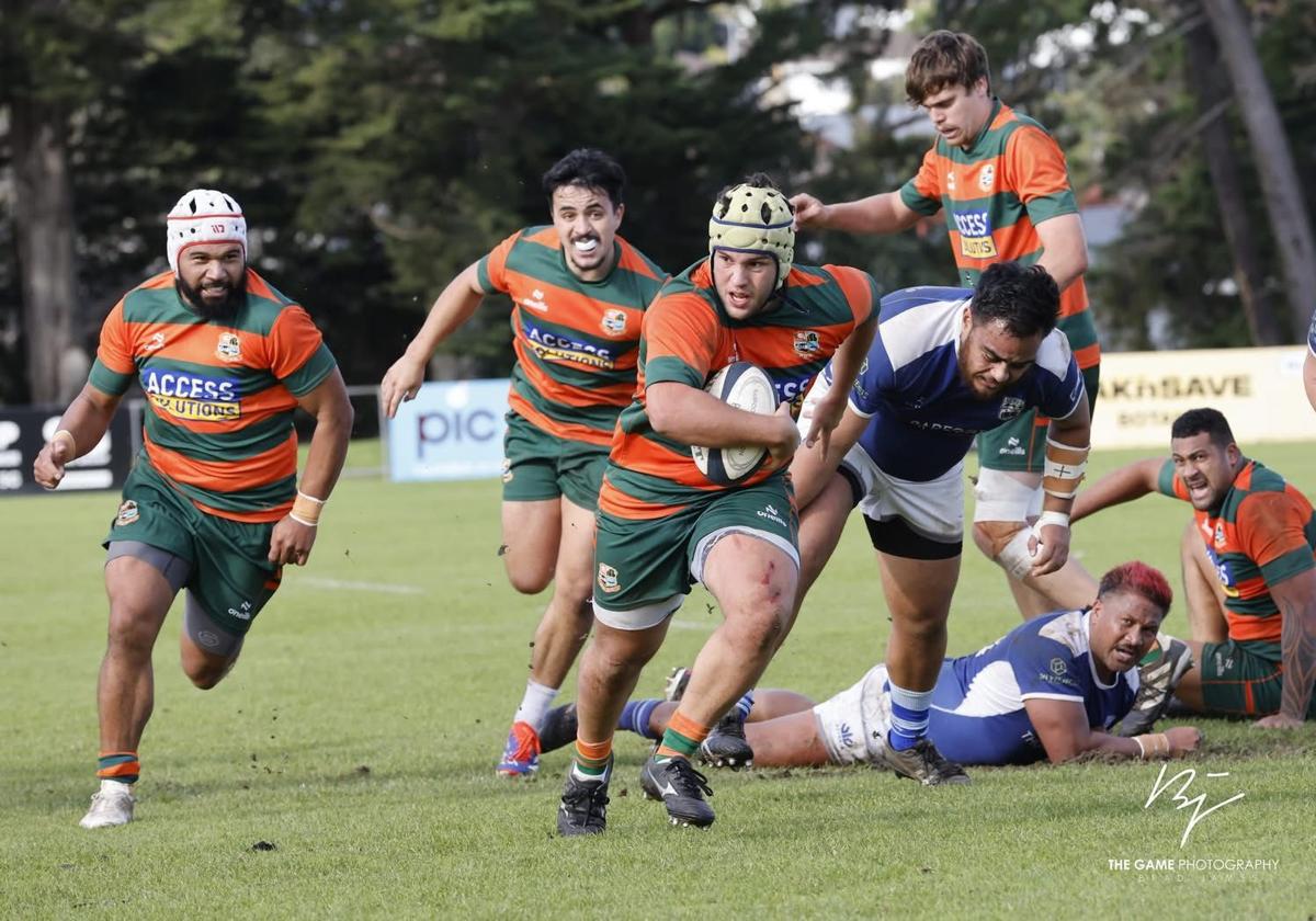 David Gallego, llevando el balón, en un partido con el Pakuranga United Rugby Club.