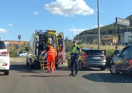 Personal de Sacyl y agentes de la Policía Municipal de Valladolid atienden al herido en la entrada a La Cistérniga de la A-11.