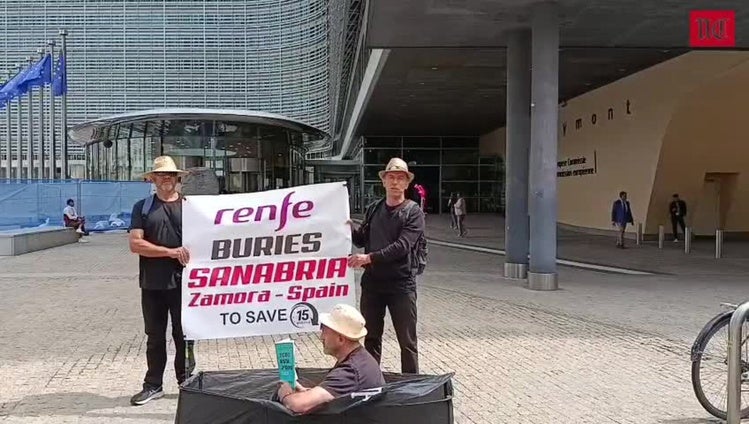 Un grupo de ciudadanos protesta en Bruselas contra la decisión de retirar paradas del AVE en Sanabria