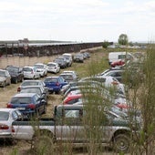 Coches aparcados junto a la estación del AVE Segovia-Guiomar.