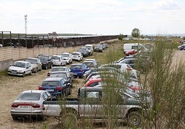 Coches aparcados junto a la estación del AVE Segovia-Guiomar.