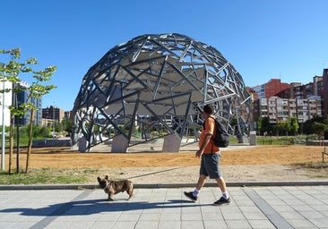 La plaza León de la Riva se abre a la Ciudad de la Comunicación y estrena geoda 26 años después