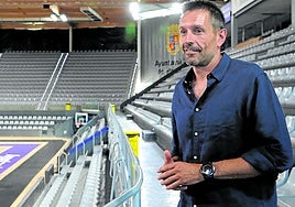 Natxo Lezkano, el pasado día 14, cuando fue presentado en el Pabellón de Deportes como nuevo técnico del Súper Agropal Palencia.