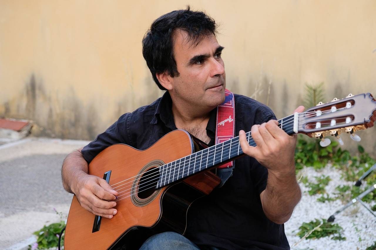 Jesús Parra, con una de sus guitarras.