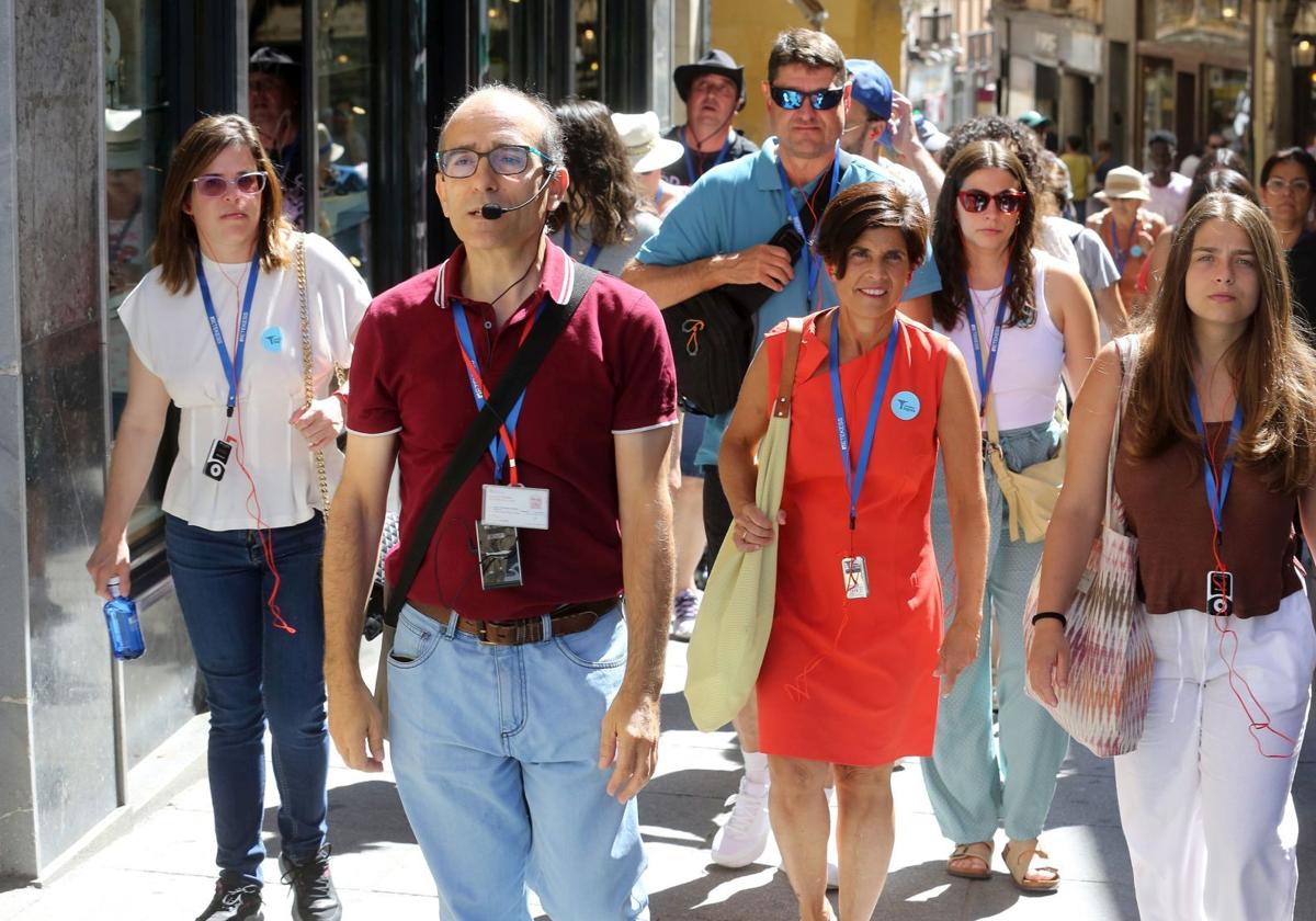 Grupo de turistas guiados en su recorrido por la Calle Real de Segovia.