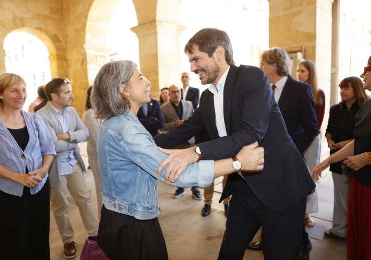 Urtasun saluda a Mónica Carabias, directora del Centro Nacional de Fotografía, en Soria.