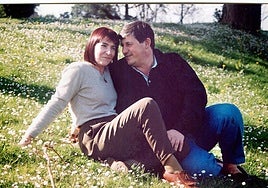 Juan Mari Jáuregui y su viuda, Maixabel Lasa, fueron pareja desde muy jóvenes. En la imagen una foto personal de su álbum de familia.