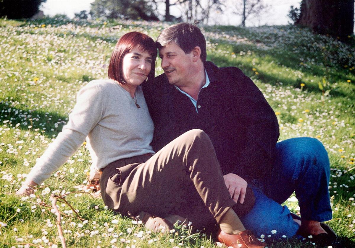 Juan Mari Jáuregui y su viuda, Maixabel Lasa, fueron pareja desde muy jóvenes. En la imagen una foto personal de su álbum de familia.