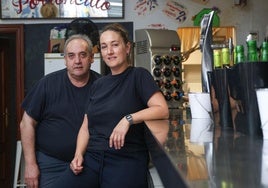 Félix Merino posa junto a su hija Lorena en la barra de El Porroncillo.