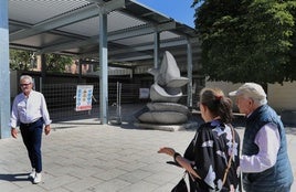 La escultura del Salón, bajo la cubierta de la terraza de la cafetería.