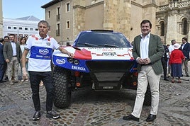 El presentador, aventurero y piloto Jesús Calleja (i), junto al presidente de la Junta, Alfonso Fernández Mañueco (d), presenta este miércoles en León, el coche con el competirá en la Baja España Aragón 2025 y el Rally Dakar 2026 y que ha calificado como un vehículo de «pata negra».