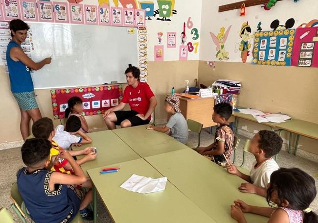 Clase de español con jóvenes alumnos de Tánger.