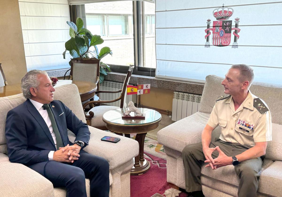 El delegado del Gobierno en Castilla y León, Nicanor Sen (izquierda), este viernes con el nuevo comandante militar de Valladolid y Palencia, Francisco Javier Calero.