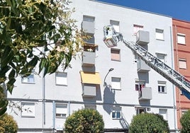 Intervención de los Bomberos este viernes en la calle Embajadores de Valladolid.