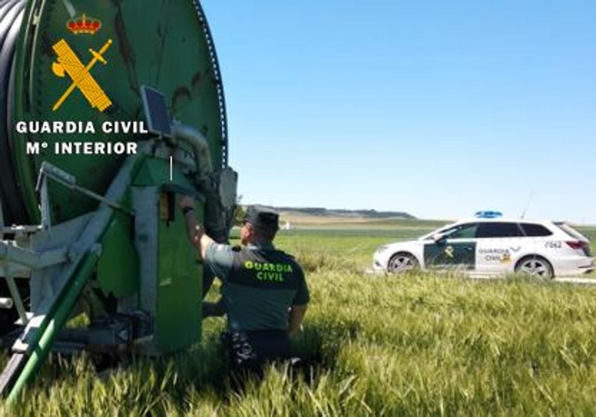 Un guardia civil inspecciona una explotación agrícola.