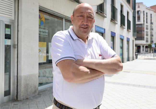 El representante de bares, restaurantes y discotecas ante la sede de la APEH.