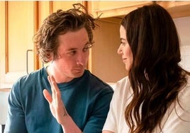Jeremy Allen White y Molly Gordon en la serie 'The Bear'.