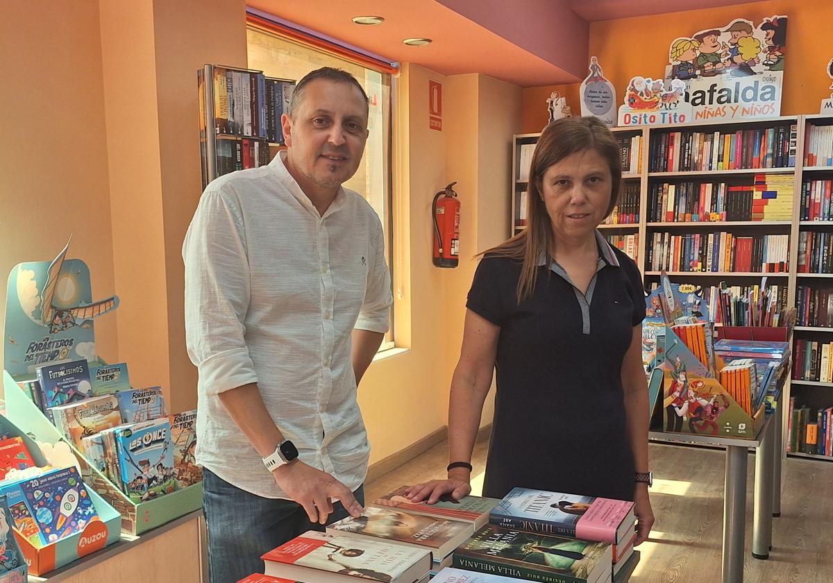 Juan Manuel Cuenca y Pilar Ramos, en el interior de la librería Bécquer.