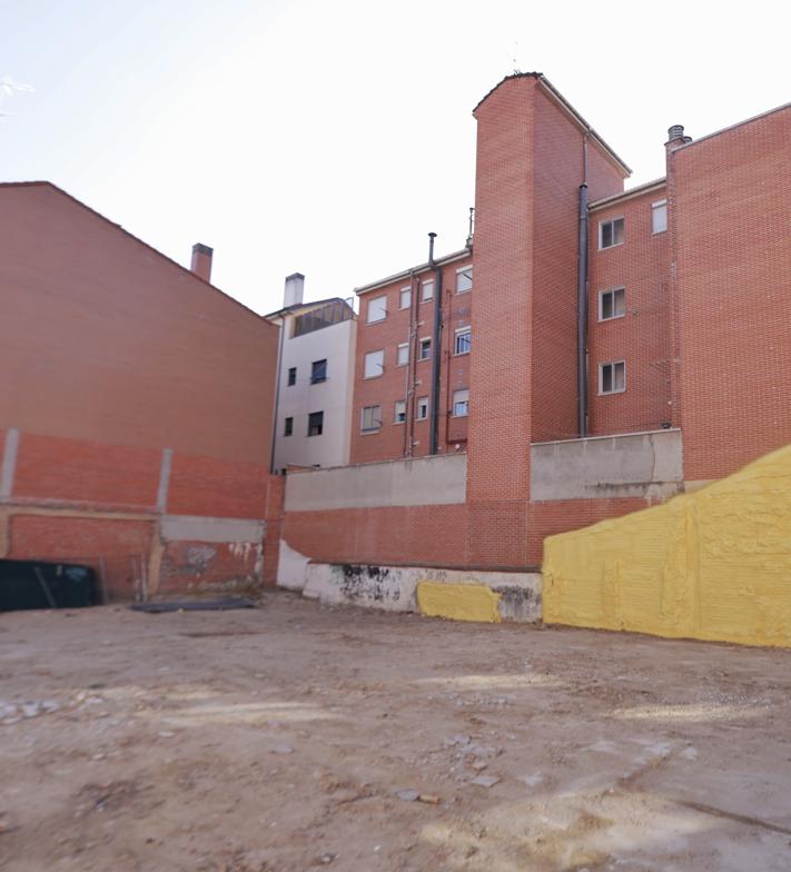 Imagen secundaria 2 - Detalle del interior de la vivienda de la calle Calasanz, fachada tapiada de la calle Olmedo y solar en la esquina de Calasanz con calle Delicias.