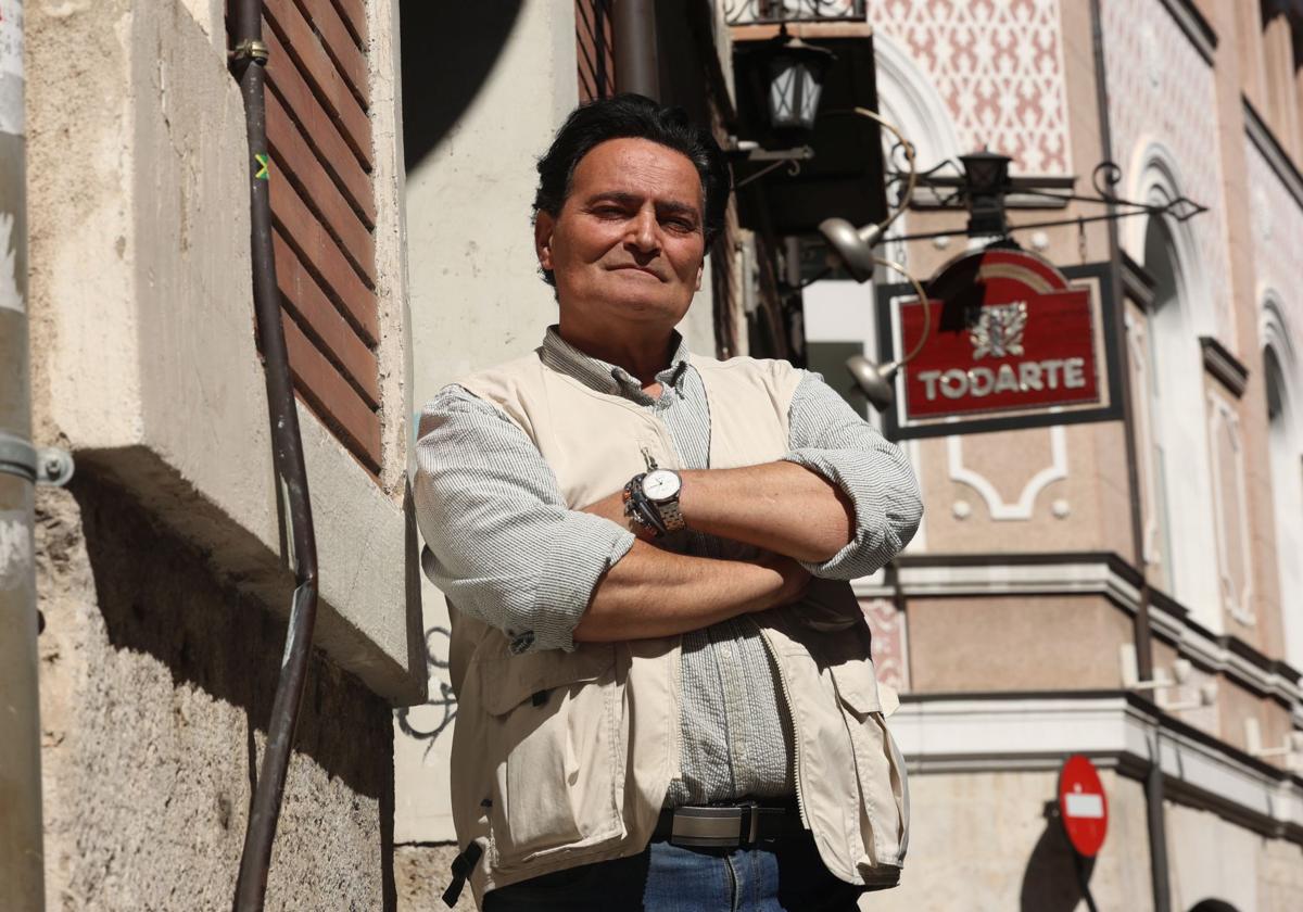 José Carlos García, en la puerta de su negocio, Todarte, que cierra por jubilación.