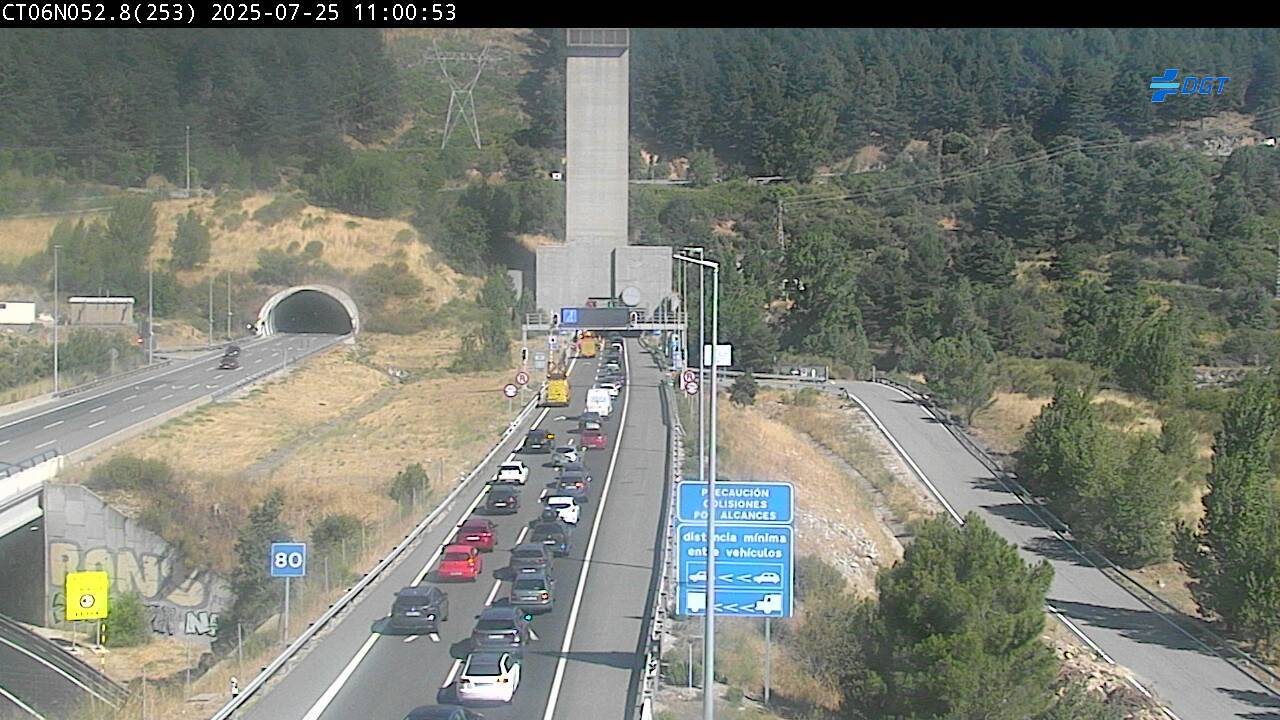 Atasco para acceder al túnel de Guadarrama en sentido Segovia desde la Comunidad de Madrid.