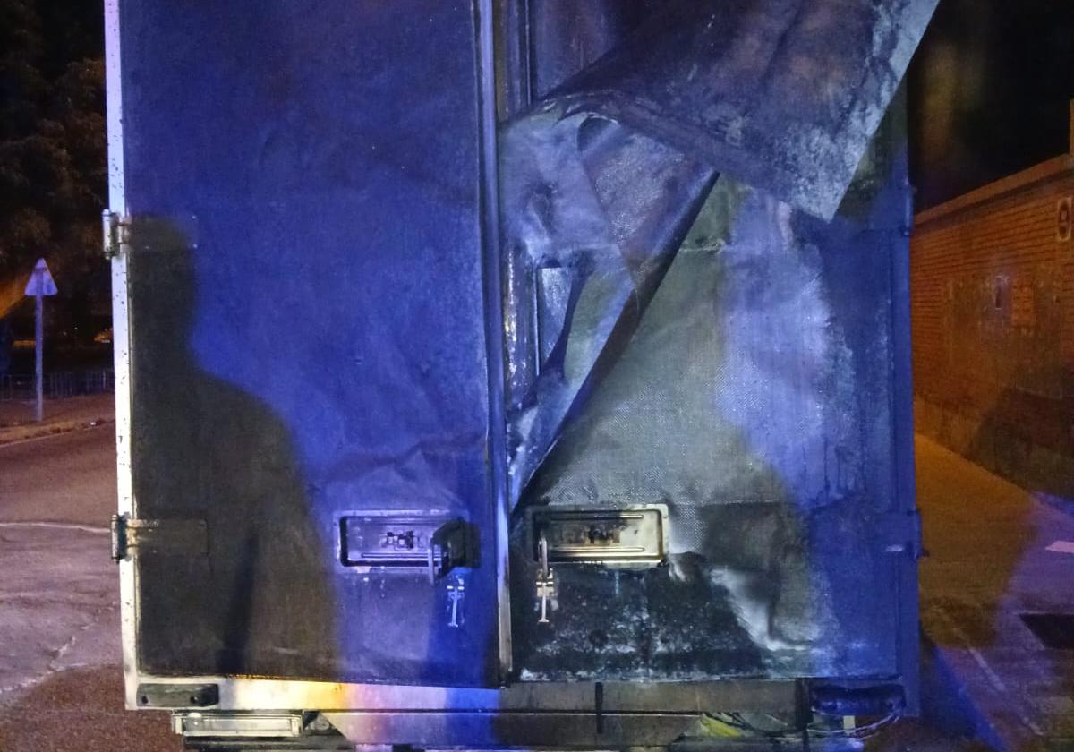 Camión que fue afectado por las llamas del incendio provocado en un contenedor.