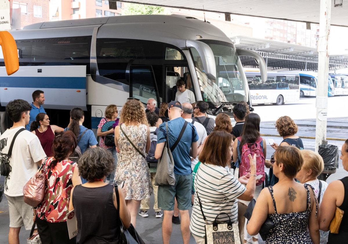 Varios pasajeros suben al autobús en la estación de Valladolid.