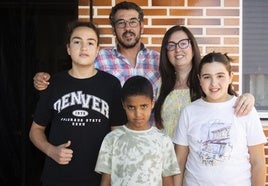 La familia Calvo Martín se convierten en hogar de acogida durante este verano para Azdin, niño llegado de los campamentos saharauis gracias al programa Vacaciones en Paz.