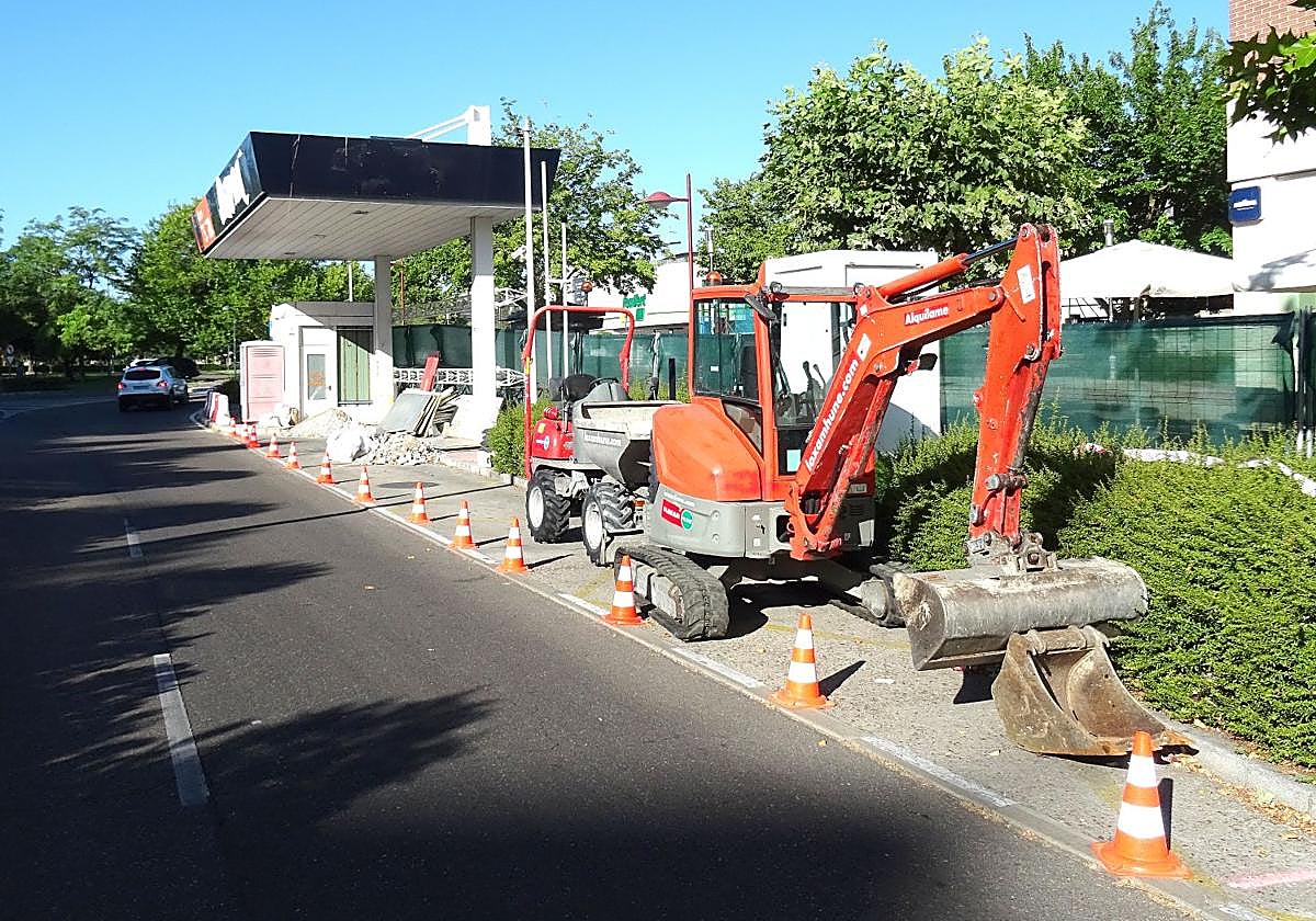 Primeros trabajos para desmantelar la vieja estación de servicio del Paseo de Zorrilla frente a Vallsur.