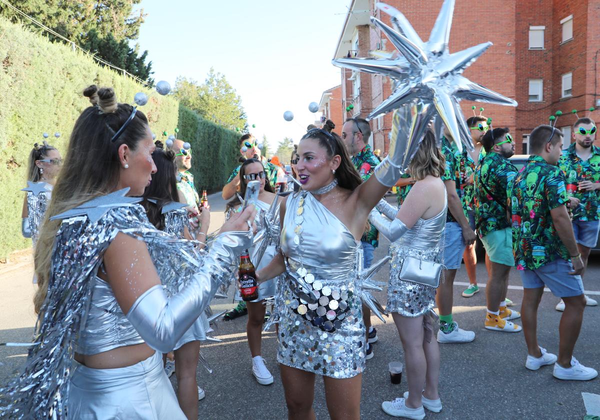 Un grupo de jóvenes disfrazados de estrellas y de extraterrestres.