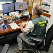Un Guardia Civil investiga delitos tecnológicos.