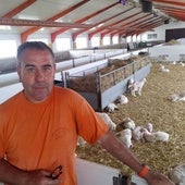 Alberto García Torés, en su granja desarrollo ovino AGM.